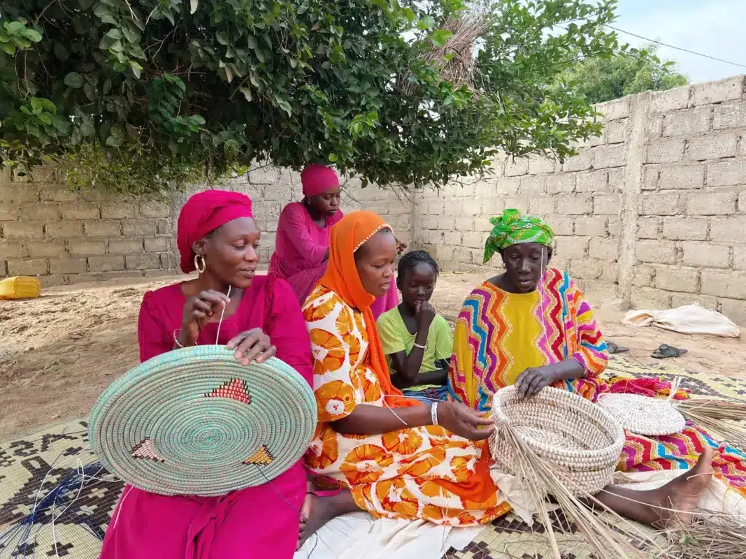 Atmosphärisches Foto der Herstellung eines blauen Korbs